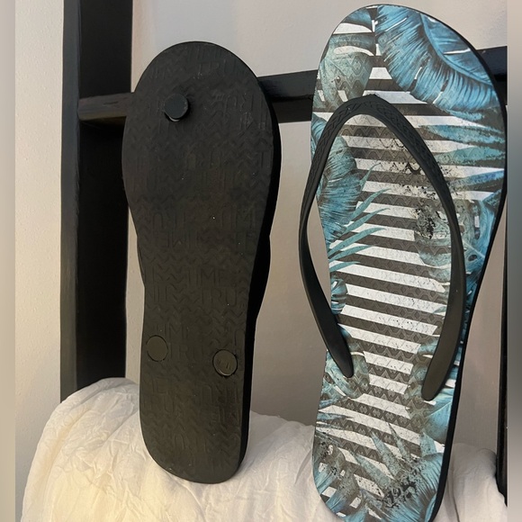 Tropical flip flops - Picture 2 of 2
